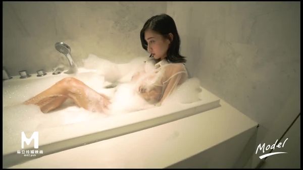 学生妹透视制服 E奶粉乳在玻璃前摩擦直到生火！麻豆女神微爱影片