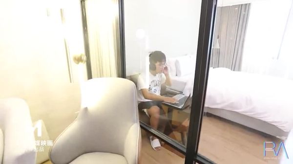 【麻豆原创伙伴-皇家华人】朋友妻可以骑 与风骚朋友老婆激情开干