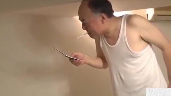 兽父迷奸内射女儿完事后还爽喝啤酒