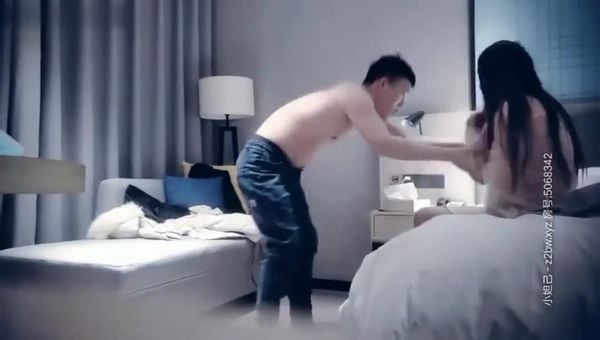 男魔小天约了个白色外套长裙少妇啪啪，手指扣逼上位骑坐抱起来操站立侧入