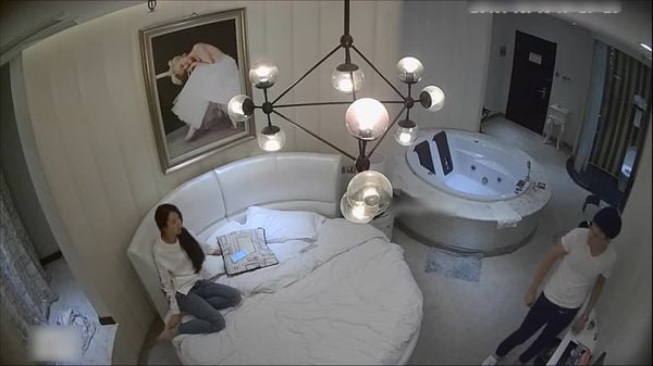 特色酒店TP清纯漂亮美女和男友啪