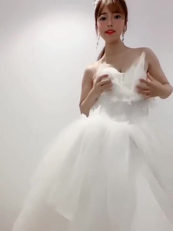 穿着婚纱也来激情