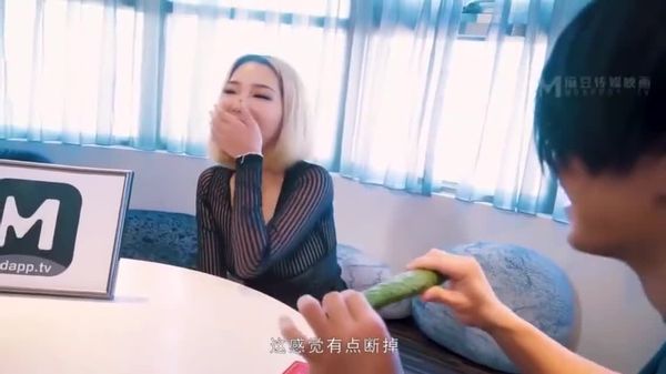 运动女孩初登场色色的纸牌调教游戏新人女优黎星若