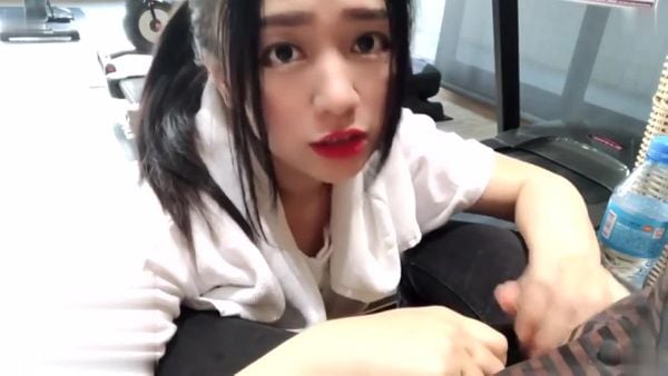 台湾健身房大奶妹抓到偷拍客.反而跟他干一炮