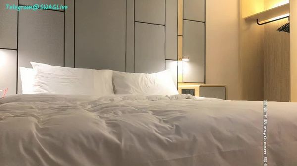 2020_9_9_小宝寻花今晚约了个极品美女啪啪，舌吻坐身上摸屁股骑乘猛操