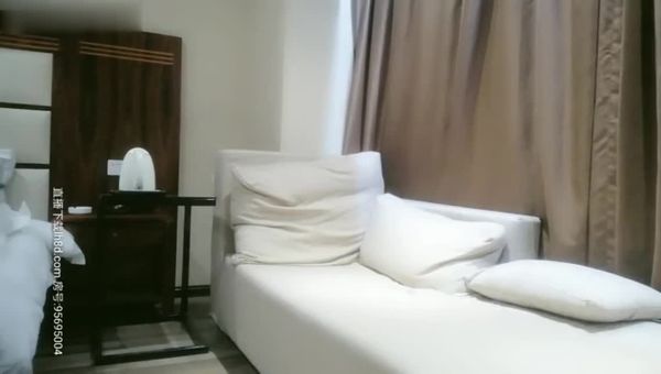 小树哥酒店约嫖口活不错的牛仔短裙卖淫女