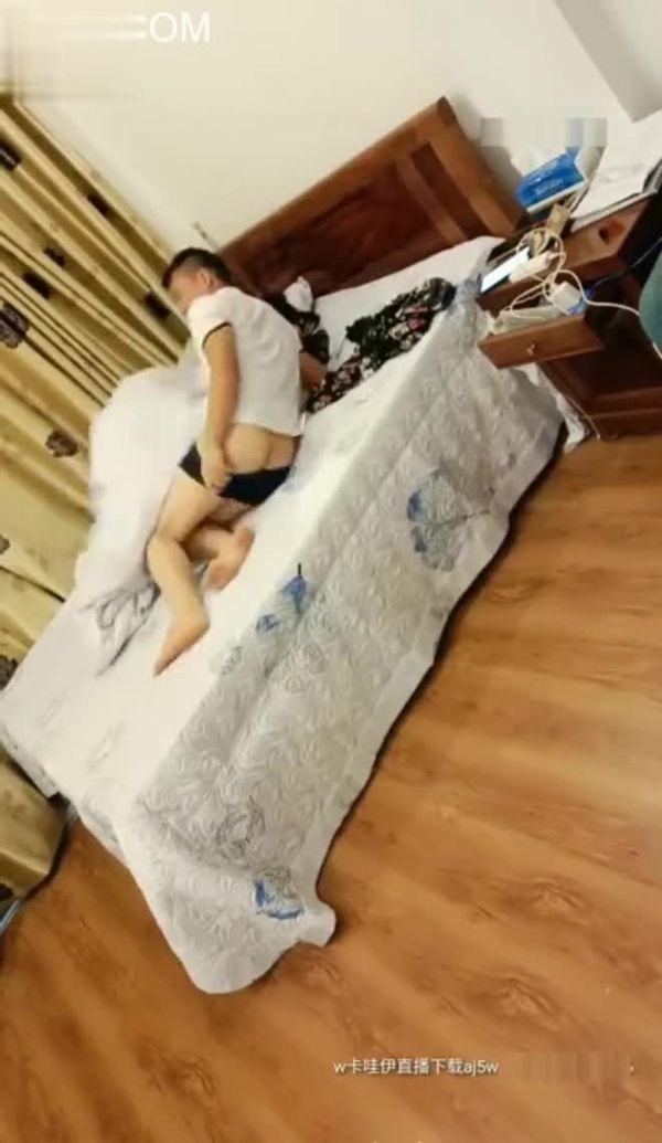 猥琐男约操网上勾搭很久的性感美少妇宾馆啪啪,边摸边说想干她很久了,看见在直播反抗被扒掉衣服干爽后配合.国语!