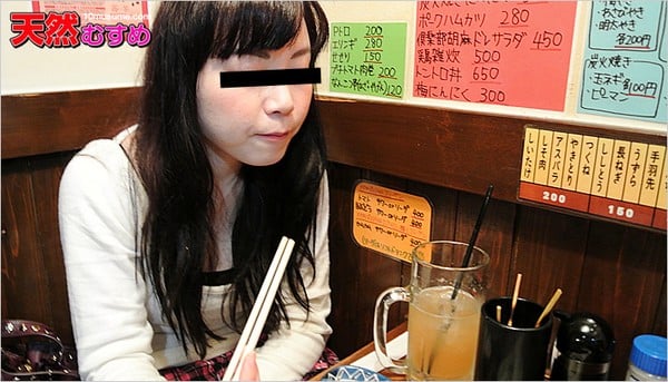 10musume 020613_01 天然むすめ 居酒屋ナンパ 顔に似合わず巨乳のロリ娘をお持ちかえり 1