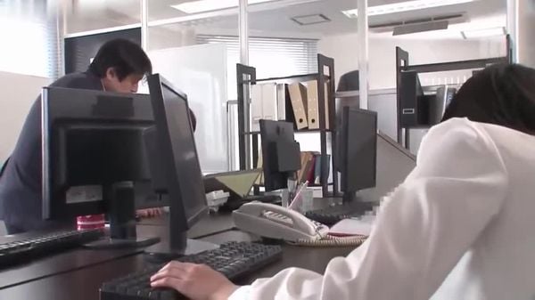 【中文字幕】MIDE-545-在公司內背著我女朋友露出內褲誘惑我的絲襪癡女社長-つぼみ(蕾)